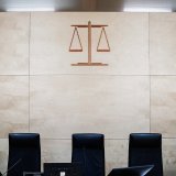Un homme sera jugé devant la Cour d'assises de la Haute-Savoie, à Annecy (F), dès lundi après la mort d'une escort-girl en 2019. Le corps de la victime avait été retrouvé dans une valise incendiée et enterrée dans la forêt de Marin, proche de Thon...